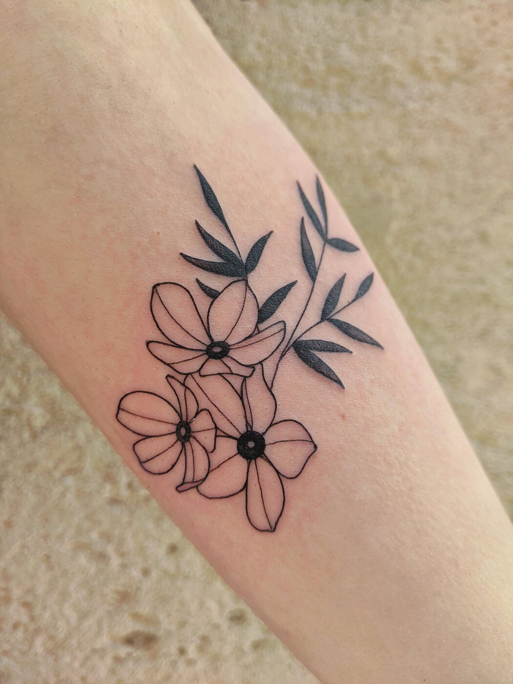 Tatouage fine line de fleurs et feuillage