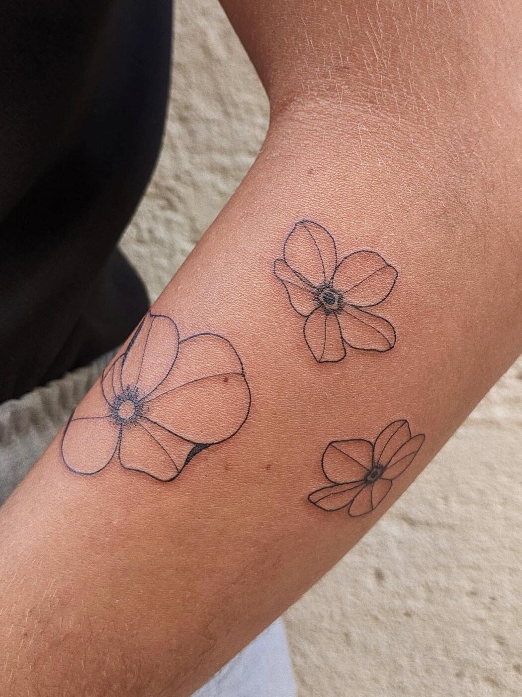 Tatouage fine line de fleurs sauvages